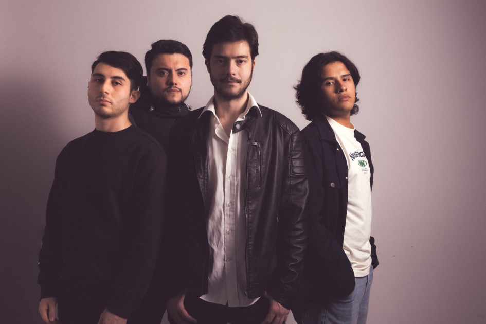 Sergio Bedoya (voz y guitarra principal), Andrés Martínez (batería), Alejandro Ceballos (voz y guitarra rítmica) y Martín Lince (teclados) son los integrantes de la agrupación Sonic Barton.