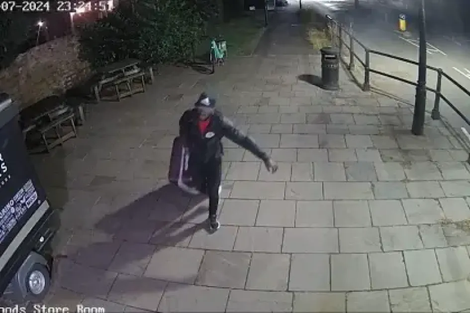 En cámaras de seguridad quedó registrado el colombiano en el Puente Colgante de Clifton actuando de forma extraña con dos maletas grandes.