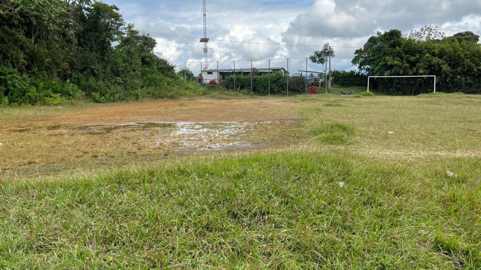 A un costado de la cancha se forman varios charcos. 