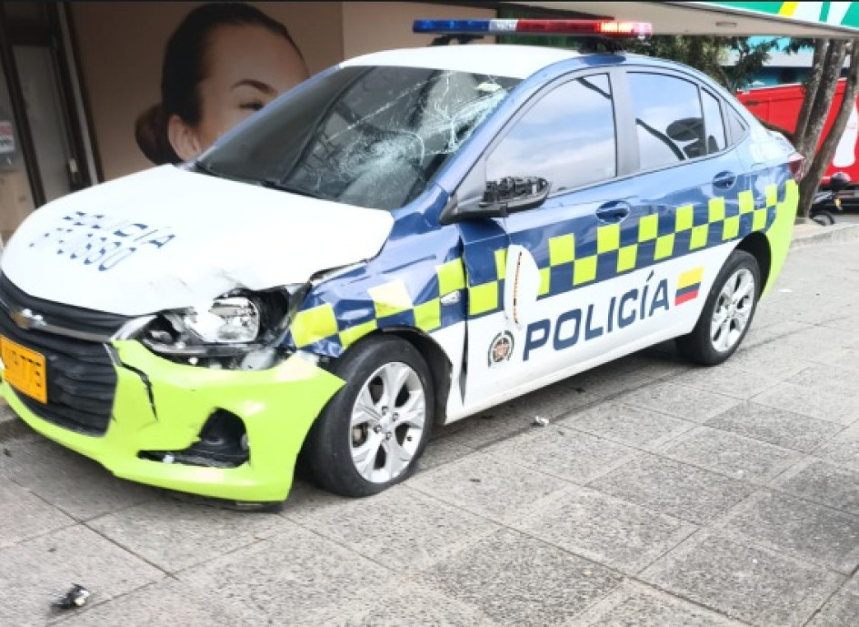 La patrulla quedó sobre la zona peatonal.