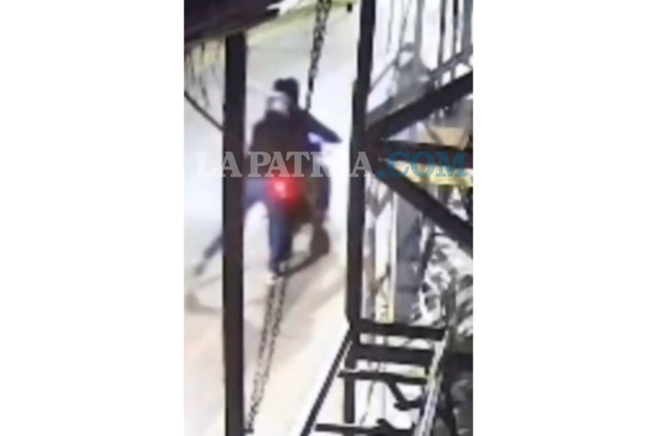 Los dos sujetos se movilizaban en una moto e interceptaron al hombre, a quien agredieron sin mediar palabra.