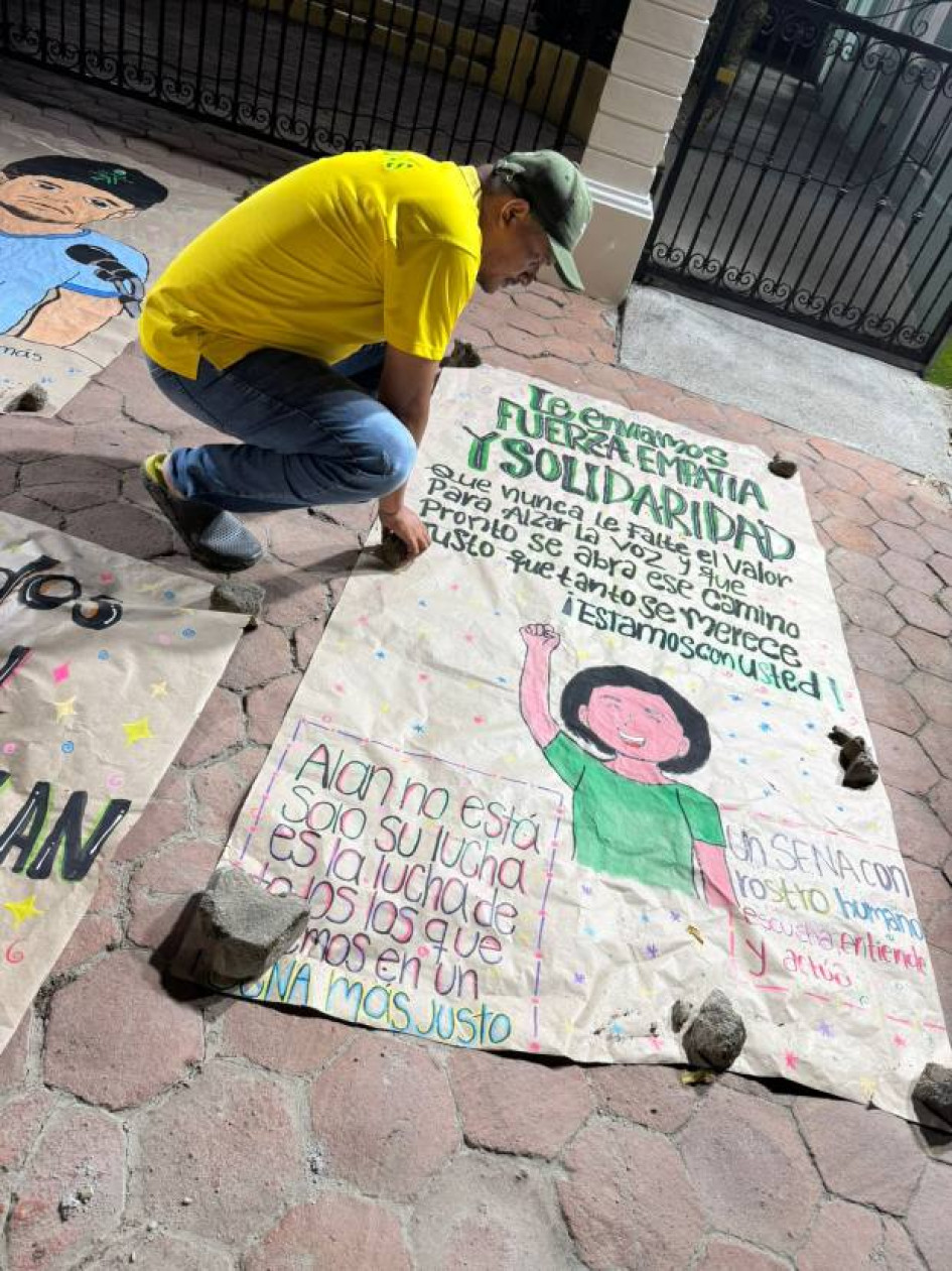 Foto I Cortesía para LA PATRIA  La huelga de hambre de Alan David Medina, funcionario del Sena Caldas, se inició el lunes 7 de julio del 2025 en la sede de Apartadó, donde vive su familia. Este 21 de julio ha dejado la protesta ante el debilitamiento físico.