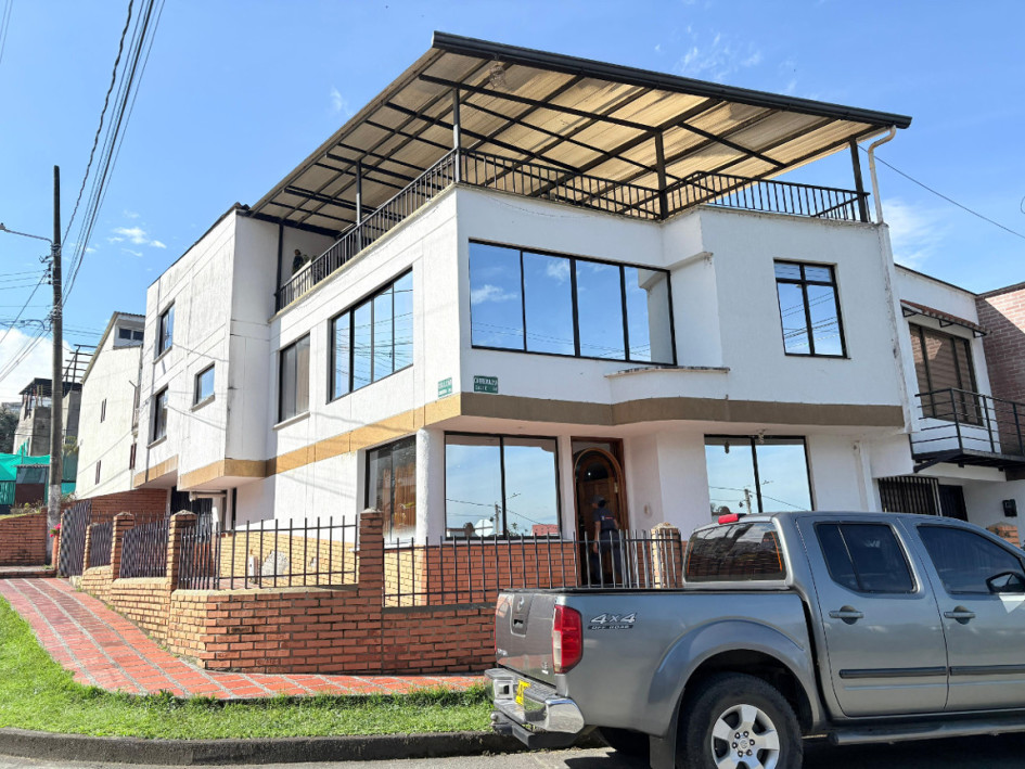 Investigadores de la Fiscalía, el CTI y el Ejército llevaron a cabo allanamientos, incluido uno en la vivienda del supuesto líder de la banda.