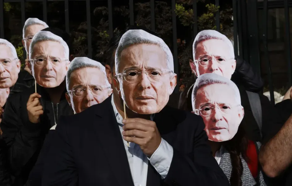 En febrero pasado un grupo de personas usaron máscaras con la imagen del expresidente Álvaro Uribe (2002-2010), en el complejo judicial de Paloquemao, en Bogotá.