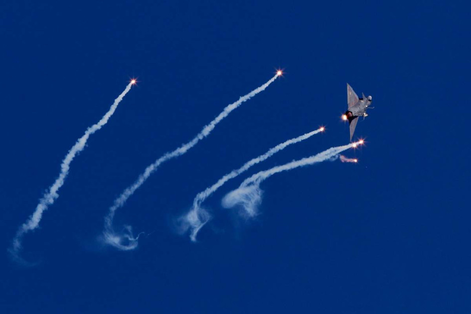 Un avión Kfir, de la Fuerza Aeroespacial Colombiana, participa en una exhibición. 