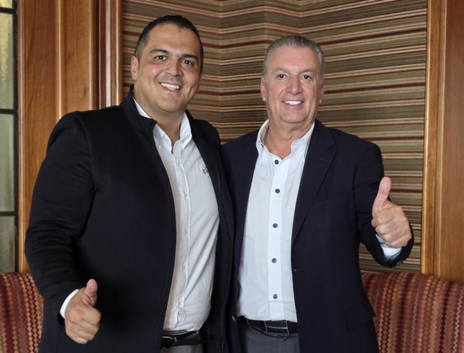 Fabio Andrés Ramírez Giraldo, alcalde de Belalcázar, y Carlos Luque Barriga, presidente de Fundagan, firmaron un acuerdo de donación de 15 vacas preñadas para familias vulnerables del municipio.