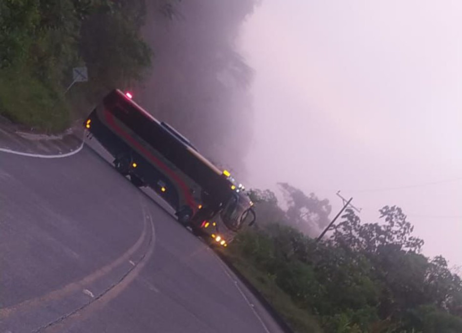 La vía Panamericana que comunica a Risaralda con Chocó sigue cerrada por alerta de un bus con explosivos en el sector de El Tabor, corregimiento de Tadó