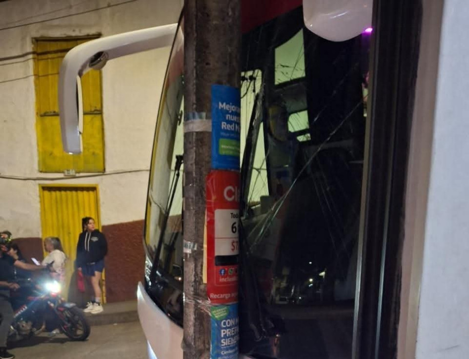 El sábado 5 de julio se realizó la entrega de un bus para transportar estudiantes universitario. Ese mismo día lo chocaron 