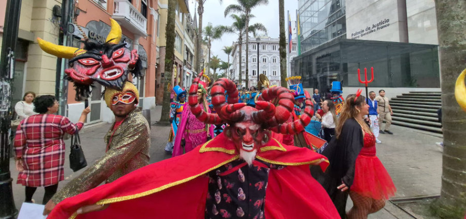 Grandes máscaras alusivas al diablo se vieron por la carrera 23 de Manizales.