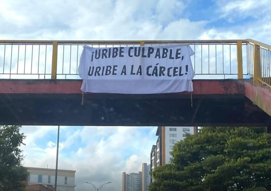 Cartel contra Álvaro Uribe Vélez en puente de La Asunción de la avenida Kevin Ángel Manizales.