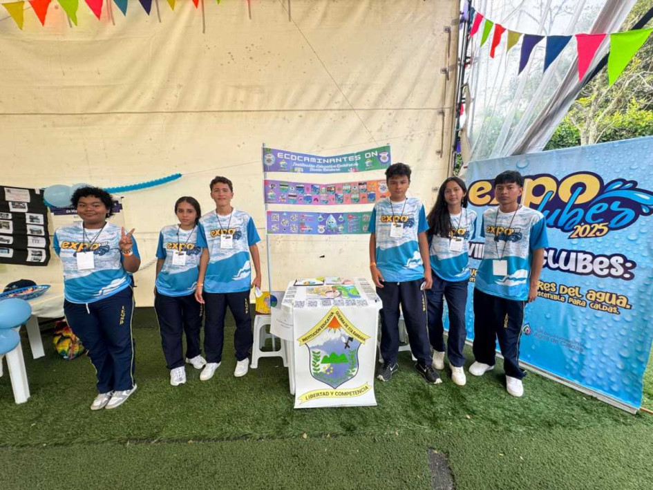 Defensores del Agua del colegio Quiebra de Santa Bárbara de Risaralda (Caldas). Los estudiantes expusieron su videojuego Ecocaminantes. Se llevaron el primer lugar entre 200 proyectos. 