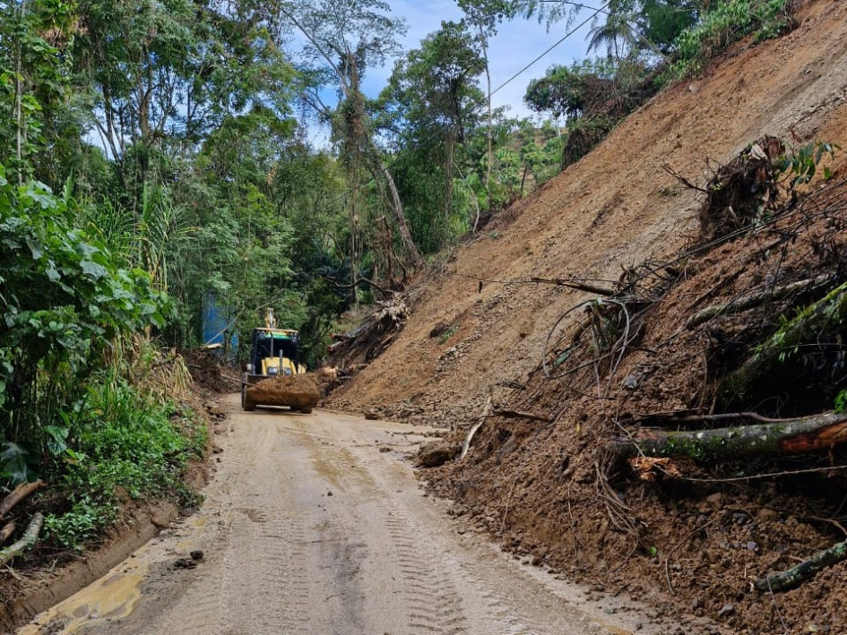 Hay 17 vías con pasos restringidos o cierres en Caldas este miércoles (30 de julio). Despejan un derrumbe de una carretera con tres puntos críticos.