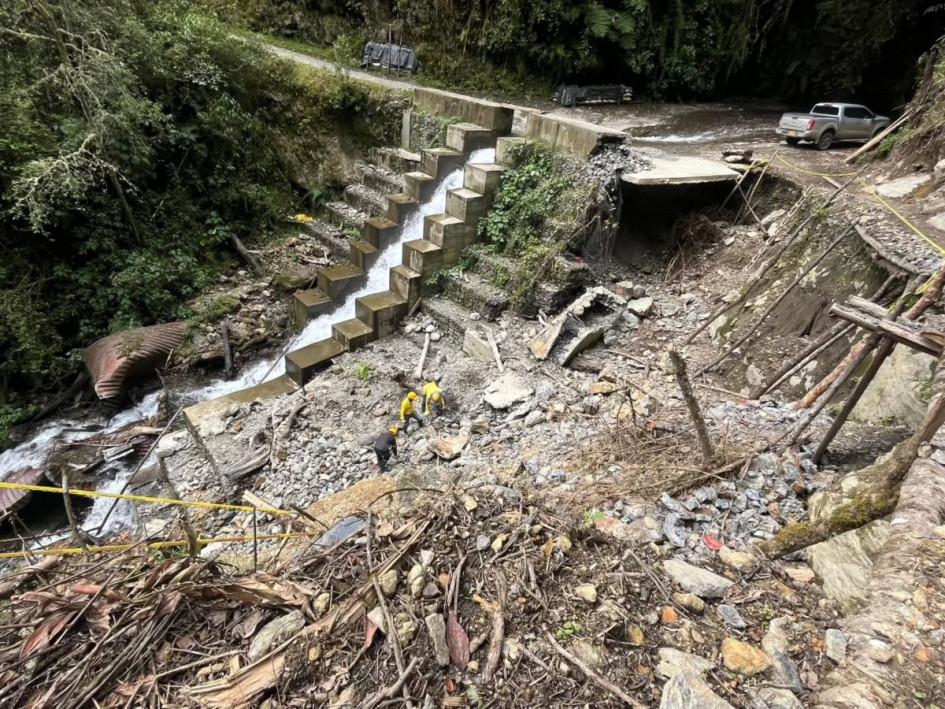 Una vía en el oriente de Caldas colapsó en abril de este 2025 y está en proceso de reconstrucción. Hay 13 rutas con pasos restringidos en el departamento este martes.