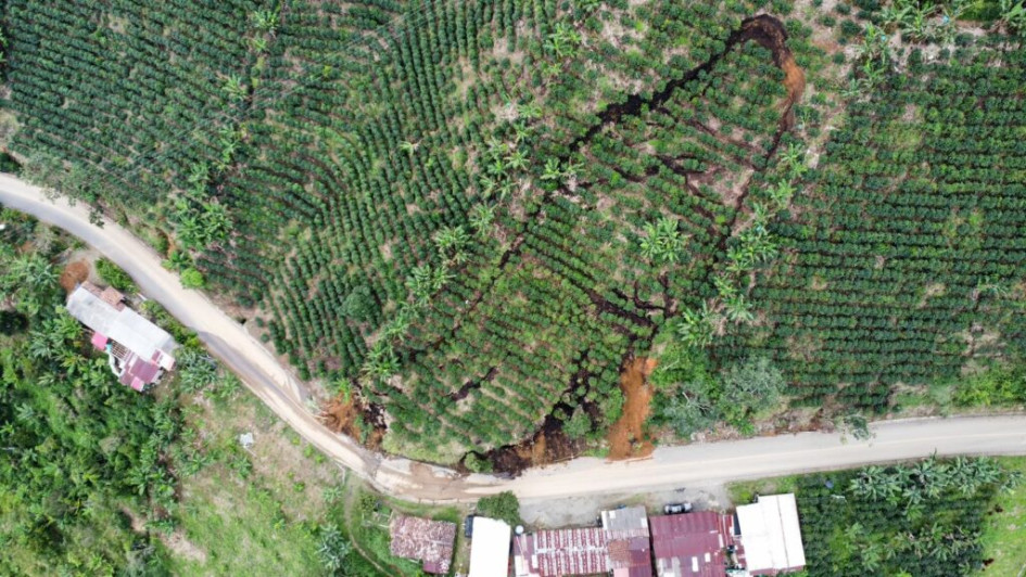 La vía San José - Viterbo, en Caldas, volvió a recibir vehículos tras casi un mes de cierre. Remueven el derrumbe. Hay tres familias desplazadas por el riesgo.