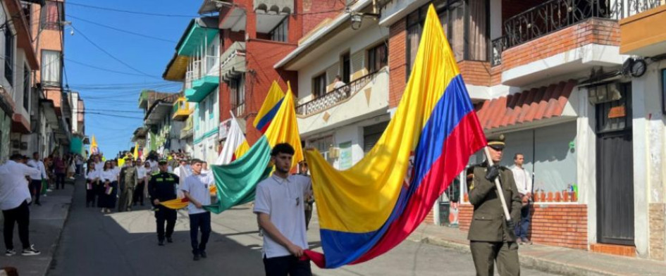 El objetivo es izar la bandera de Colombia como símbolo de independencia.