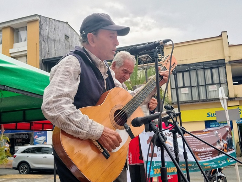 El dueto Los Amigos abrió la velada.