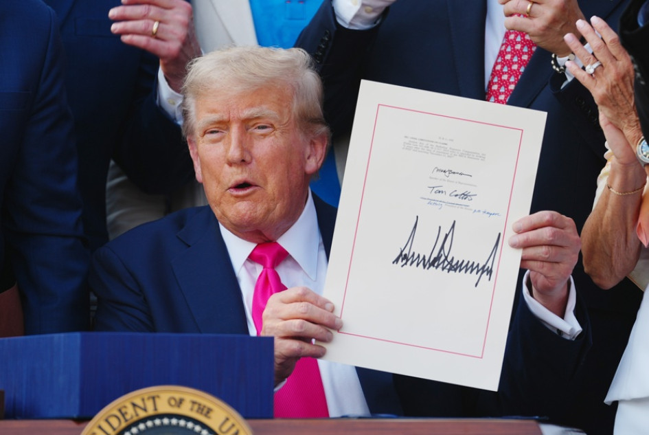 En un acto celebrado con motivo de la festividad nacional del Día de la Independencia en el jardín de la Casa Blanca, Trump firmó la ley que fue aprobada ayer por el Congreso.