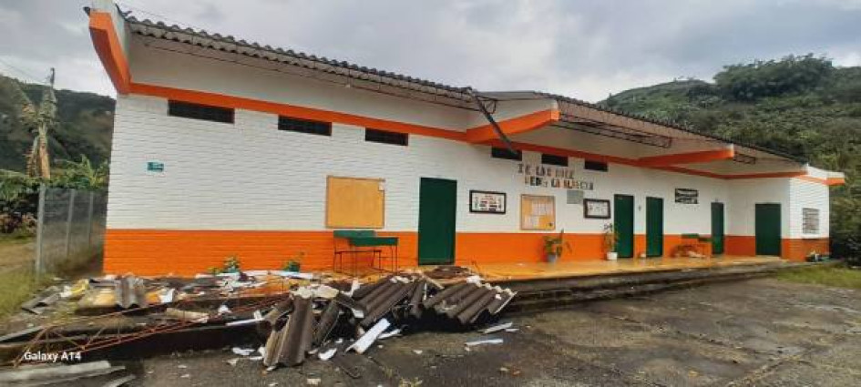 Foto I Tomada de redes sociales I LA PATRIA  La escuela de la vereda La Albania en Pacóra, municipio en el norte de Caldas, resultó afectada por un vendaval en la tarde de este ocho de julio del 2025.
