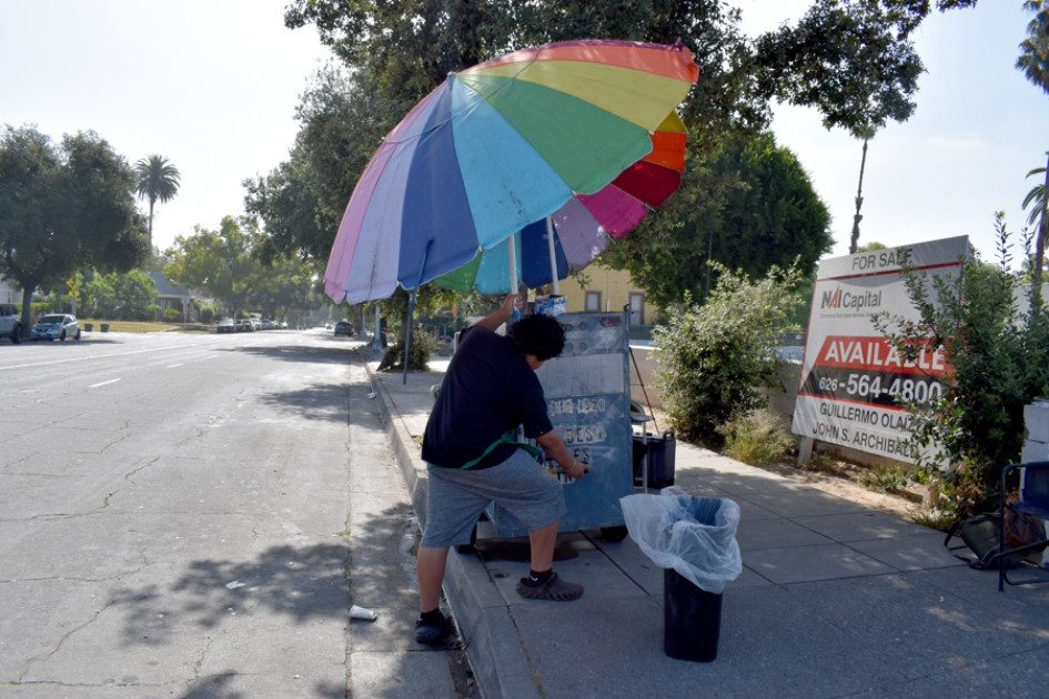 Chris, un niño de 14 años, trabaja en el puesto de tamales de su mamá, en Pasadena California (Estados Unidos). Miles de familias inmigrantes viven en la clandestinidad este Día de la Independencia, cuando actividades tan cotidianas como salir a comprar, atender un negocio o lavar la ropa se convierten en actos de riesgo que hijos nacidos en EE.UU. han tenido que asumir para proteger a sus madres de las redadas migratorias.