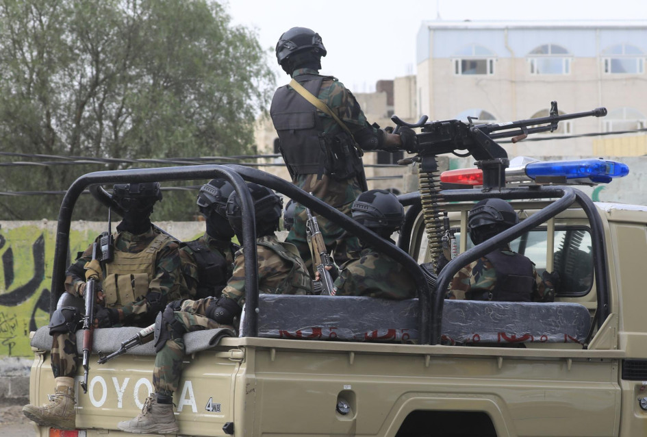 Soldados hutíes viajan en una camioneta mientras patrullan en medio de tensiones con Israel, en Saná, Yemen, este viernes 18 de julio del 2025.