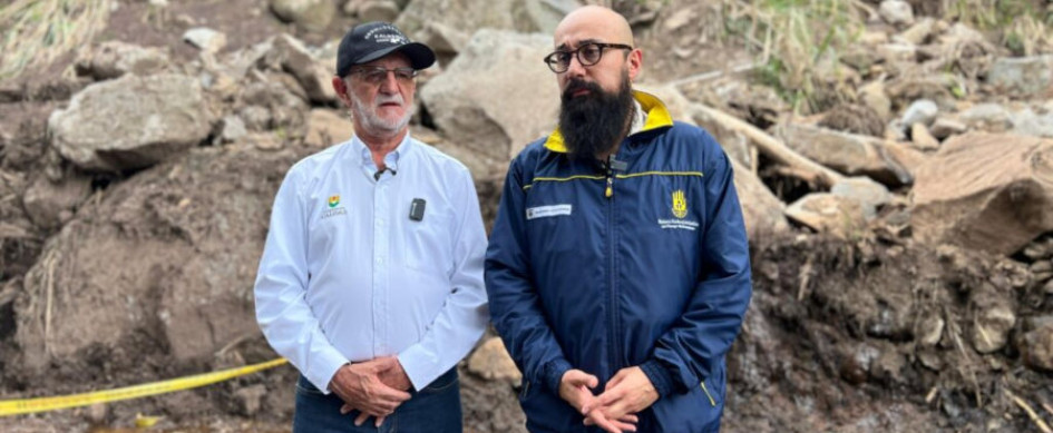 Henry Gutiérrez Ángel, gobernador de Caldas, y Carlos Alberto Carrillo Arenas, director general de la Unidad Nacional de Gestión de Riesgo de Desastres, durante una visita a Supía. 