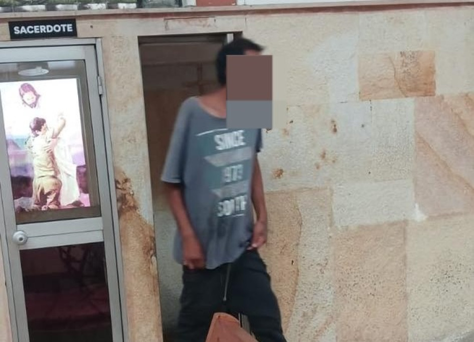 Los feligreses mostraron su indignación ante el acto del sujeto, a quien todavía no tienen identificado.