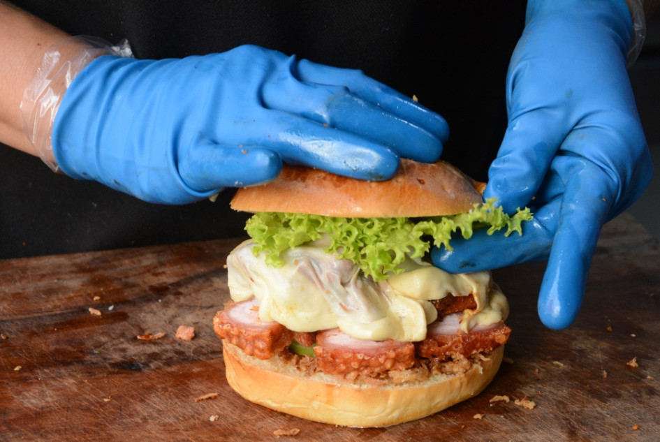 Que no le gane el hambre de ventas. Tenga cuidado al manipular alimentos y siga estas sugerencias para cumplir las normas sanitarias en su negocio. Habla una experta que le ha prestado servicios a Mc'Donalds.