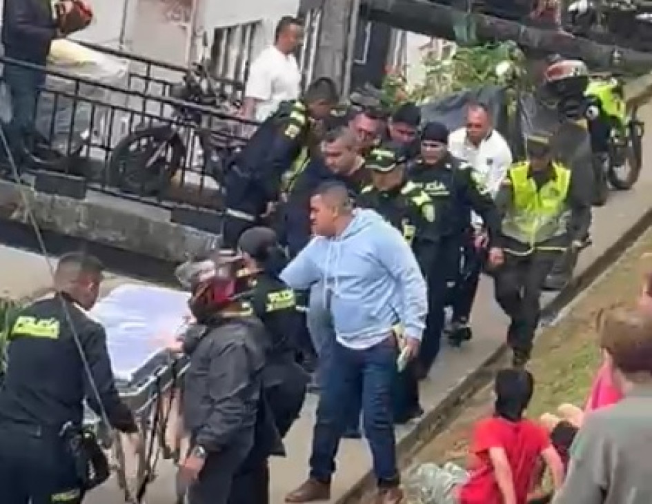 A la mujer, que también resultó lesionada, debieron sacarla escoltada. Está pendiente la audiencia en la tarde de este domingo.