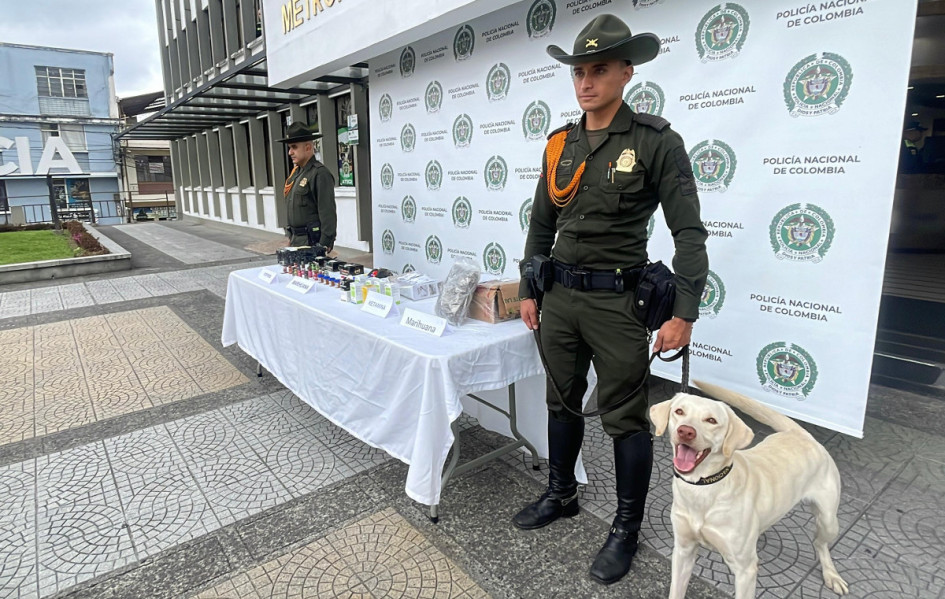 El perro Axel detectó cuatro encomiendas en las que se transportaban sustancias ilegales.