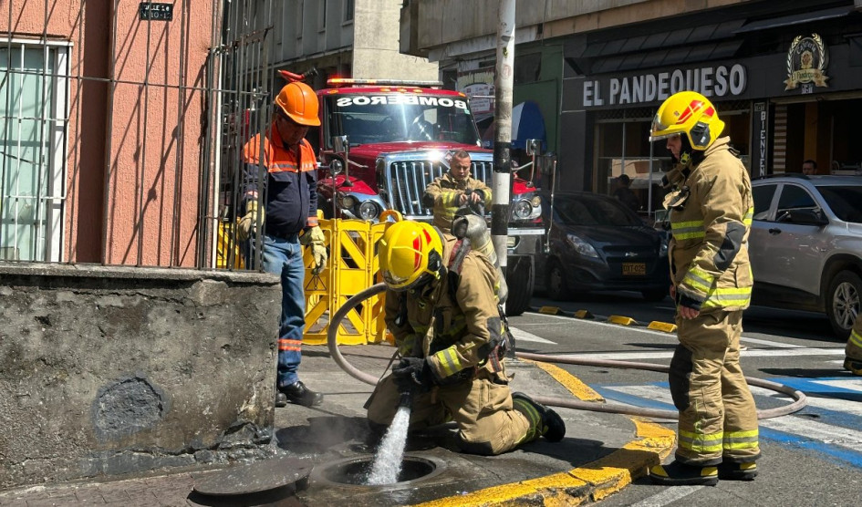 En la mañana de este jueves 24 de julio se presentó un incendio en el cárcamo de la carrera décima con calle 18.