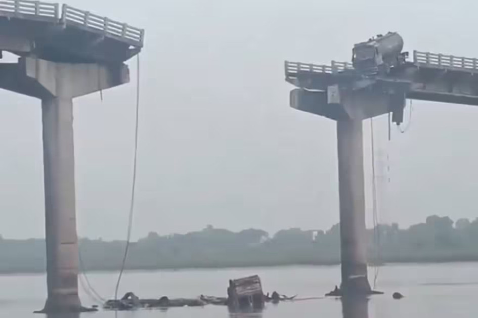 Cuatro vehículos se precipitaron a un río al colapsar el puente en India, y un camión se quedó colgando de uno de sus extremos.