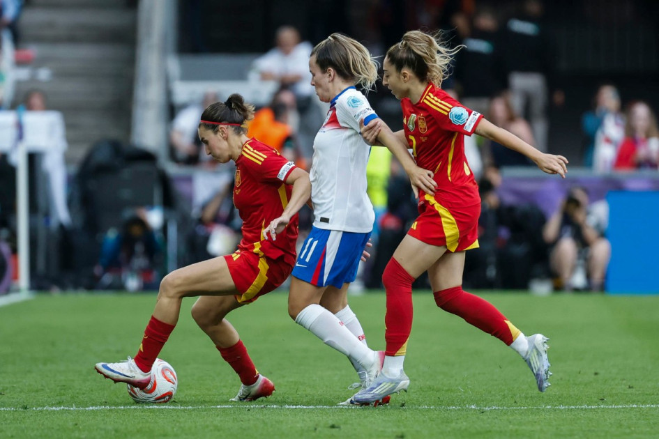 La final entre Inglaterra y España terminó igualada a un gol. La figura fue la arquera Hampton que detuvo dos penales 