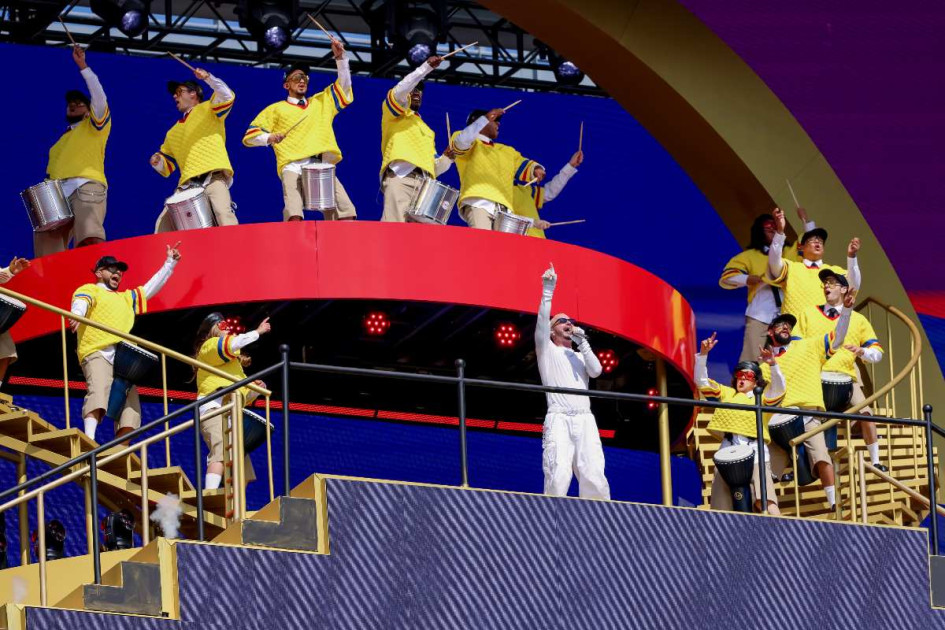 El cantante colombiano J Balvin (C) se presenta durante el espectáculo de medio tiempo de la final de la Copa Mundial de Clubes de la FIFA 2025 entre el Chelsea FC y el Paris Saint-Germain. 