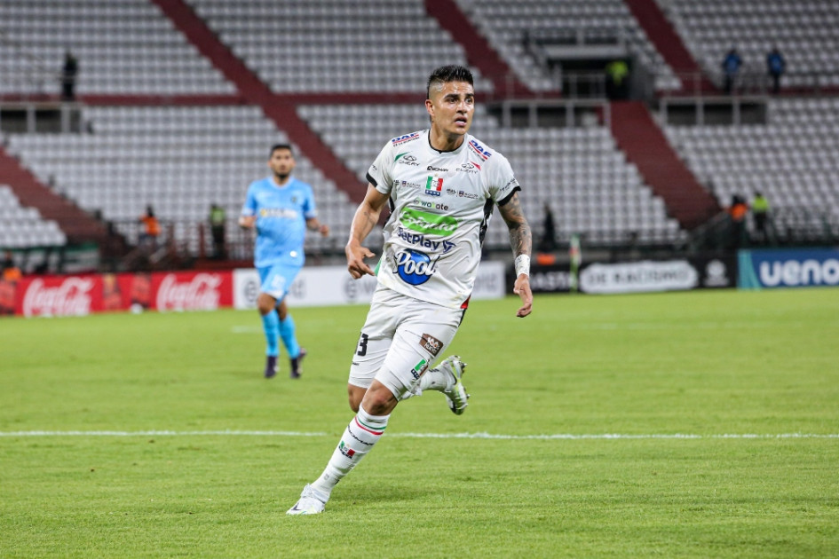 Juan Pablo Patiño ante San Antonio Bulo Bulo, en su último partido con el Once Caldas. El lateral izquierdo es nuevo jugador de Nacional de Uruguay.