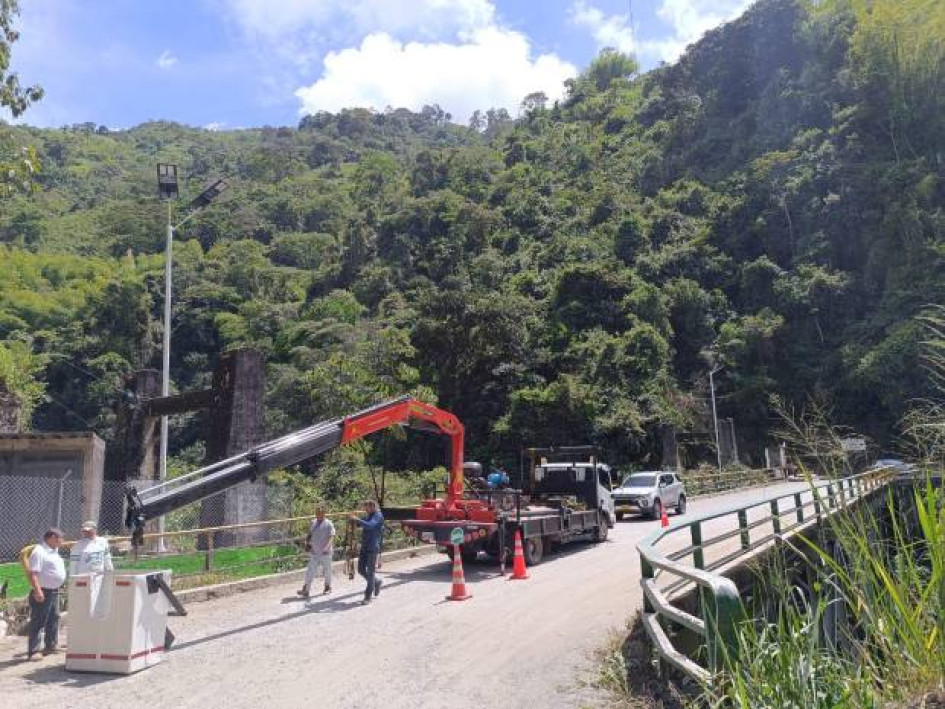 Fotos I Facebook Alcaldías I LA PATRIA  Este puente ya iluminado, sobre el río Garinó, en el límite Caldas- Tolima contribuye a la seguridad de quienes viajan de noche por el lugar.