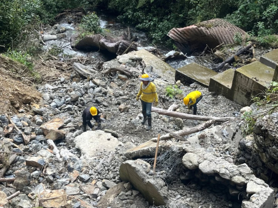 Ahora sí reparan la vía de acceso al municipio, dolor de cabeza en invierno. En otra población les tocó poner una acción popular para que les garanticen servicio digno y oportuno de ambulancia
