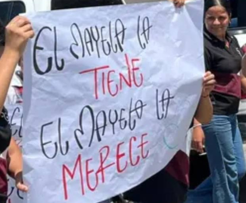 Foto I Cortesía para LA PATRIA  Una protesta se generó este viernes 25 de julio del 2025 para erxigir en un colegio de Caldas la permanencia de la rectora. ¿Qué dijeron el alcalde y la Gobernación?