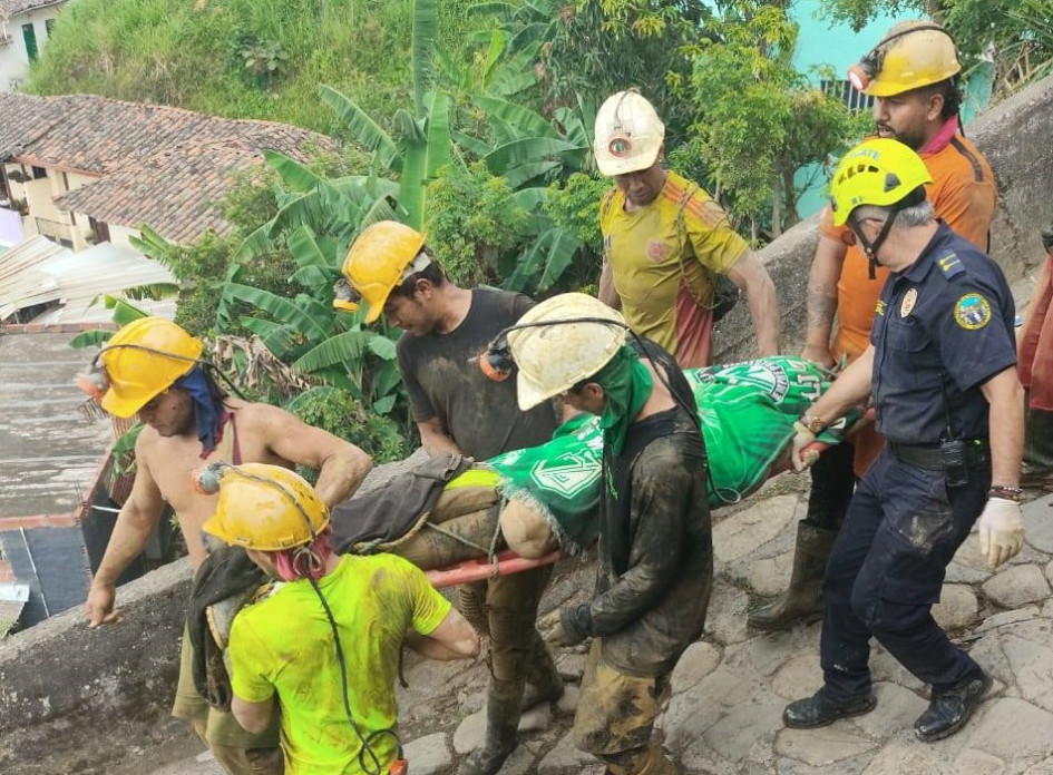 El lesionado sufrió graves lesiones, luego de caer unos 140 metros dentro de una mina.