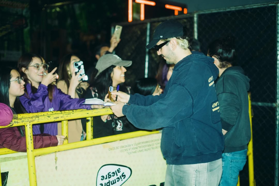 Primer encuentro de Morat con sus seguidores en Manizales, durante la prueba de sonido. Este viernes en la noche es el concierto en la Plaza de Toros.