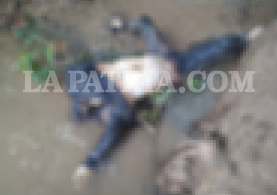 El occiso, de sexo masculino, vestía pantalones y chaqueta de color azul, y zapatos negros.