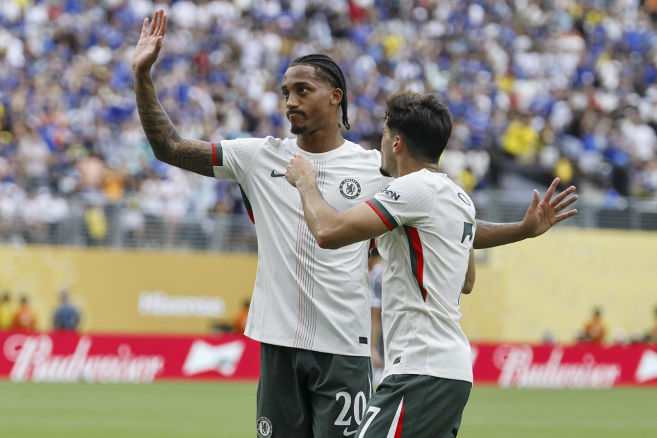 Joao Pedro del Chelsea (izq.) hace un gesto de perdón después de marcar el gol 0-1 mientras su compañero de equipo Pedro Neto celebra durante el partido de fútbol de semifinales de la Copa Mundial de Clubes de la FIFA 2025 entre Fluminense FC y Chelsea FC en East Rutherford, Nueva Jersey, EE. UU., el 8 de julio de 2025.