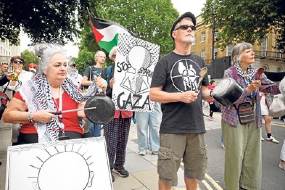 En una protesta ayer ante Downing Street, decenas de manifestantes reclamaron a Starmer que no demore más y reconozca Palestina cuanto antes, y ejerza mayor presión sobre Israel para que detenga su operación punitiva contra los palestinos en Gaza.