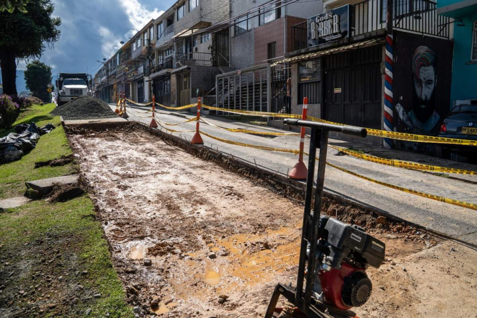 La pavimentación en concreto en la avenida La Sultana optimiza el flujo vehicular, mejora el entorno urbano, reduce la emisión de polvo y beneficia a peatones, conductores y residentes.