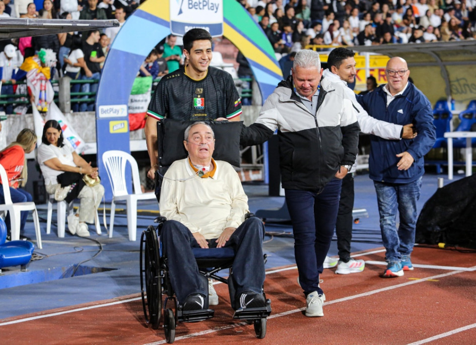 Luis Fernando Montoya, el campeón de la vida, el técnico campeón con el Once Caldas de la Copa Libertadores del 2004, estuvo presente en el estadio Palogrande y compartió con Hernán Darío Herrera y los jugadores antes de la derrota del Blanco con Nacional. Los héroes de la Libertadores del 2004 fueron homenajeados por el Club.