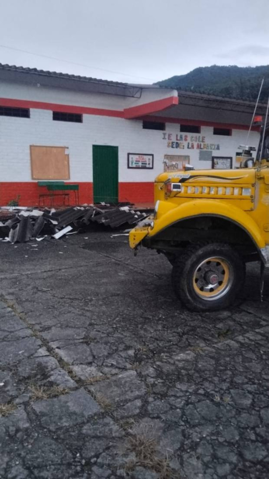 Fotos I Cortesía I LA PATRIA  La escuela de la vereda La Albania en Pacóra, municipio en el norte de Caldas, resultó afectada por un vendaval en la tarde de este ocho de julio del 2025. El viento voló gran partee del techo.