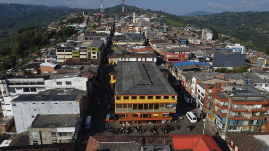 Demoler para mejorar: la Plaza de Mercado de Anserma (Caldas) corre riesgo ante eventuales sismos. El plan es tumbar la estructura y reconstruirla con mejoras. El alcalde, Ómar Andrés Reina, denunció amenazas que ponen en suspenso el proyecto.