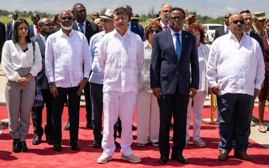Fotografía cedida este viernes por la Presidencia de Haití que muestra al presidente de Colombia, Gustavo Petro (c) siendo recibido por el presidente del Consejo Presidencial de Transición (CPT), Fritz Alphonse Jean (2d), en Puerto Príncipe (Haití).