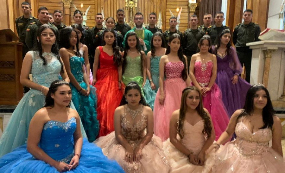 Este es el grupo de jóvenes a las que les realizaron una eucaristía por su cumpleaños. 