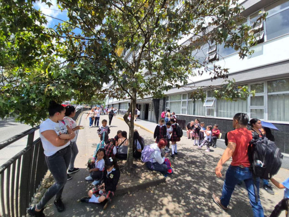 Este lunes, 7 de julio, estudiantes, docentes y administrativos retomaron el calendario académico. Los padres también volvieron a la rutina escolar.