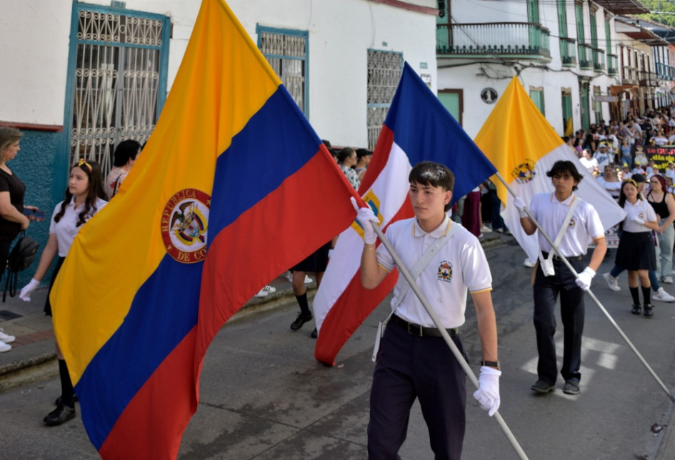 Desfile de la Independencia en Salamina (Caldas) con la Institución Educativa Pío XII por la Calle Real.